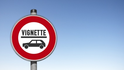 Straßenschild mit der Aufschrift Vignette und einem abgebildeten Auto