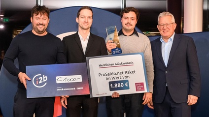 Platz 3 in der Kategorie „Dienstleistung, Gewerbe, Handel“ für die „voltalux“-Gründer Maximilian Reimann-Gajdusek (l.) und Florian Gajdusek (2. v. r.)