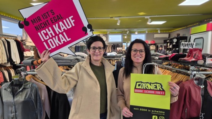 Silvia Teufl und Claudia Höfler im Geschäft