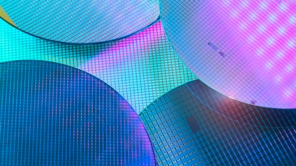 Nahaufnahme von Halbleitern in den Farben Blau, Rosa und Türkis