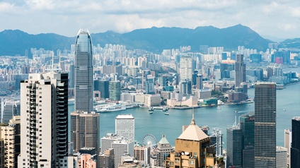 Blick auf die Stadt Honkong mit Hochhäusern und dem Shing-Mun-Fluss