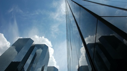 Blick auf Hochhäuser und Himmel aus der Perspektive von unten