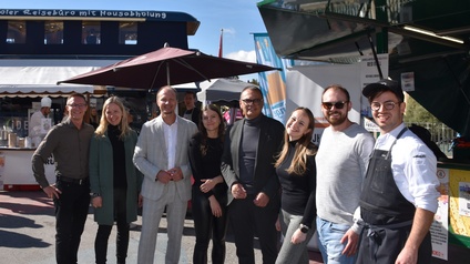 Personen posieren mit Innsbrucker Bürgermeister für Gruppenfoto