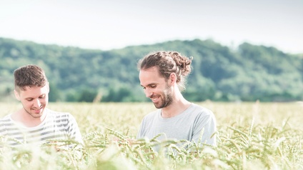 Franz und Rainer Schalk (v.l.) in einem ihrer Felder in Kalsdorf bei Ilz