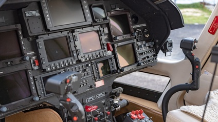 Nahaufnahme des Cockpits eines Helikopters mit Steuerknüppeln