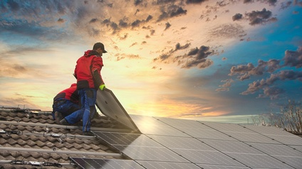 Installation einer Photovoltaikanlage durch zwei Solartechniker auf dem Hausdach