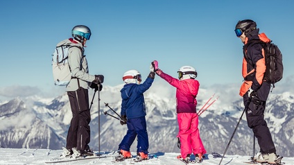 Junge und ältere Skifahrer:innen