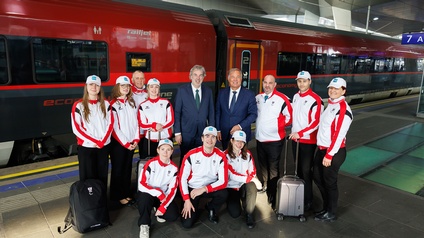 Das MODUL-Schülerteam startet zum Einsatz bei den Paralympics 2026 (Mitte re: Walter Ruck, Präsident der Wirtschaftskammer Wien, Mitte li: Werner Schnabl, Leiter der Tourismusschulen MODUL) 