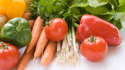 Detailansicht verschiedener Gemüsesorten wie Tomaten, Lauch, Karotten und Paprika auf weißem Untergrund