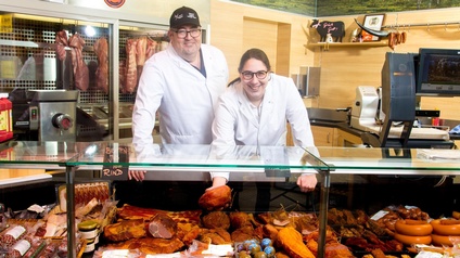 Eine Vielfalt an Fleisch und Wurstwaren bietet Karlo – zwei Generationen des Familienbetriebs: Martin und Therese Karlo 