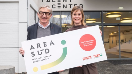 KO-Steiermark-Präsident Josef Herk und Talentcenter-Leiterin Sabine Sattler-Tremesberger vor dem Talentcenter in Graz