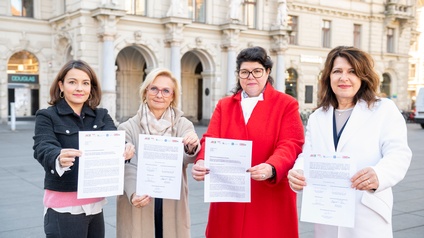 Die Sozialpartnerinnen vor dem Rathaus