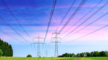 Stromtrasse in einer Landschaft von Wiesen und Wäldern