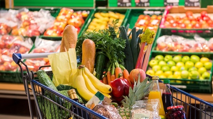 Detailansicht Einkaufswagen gefüllt mit Lebensmitteln