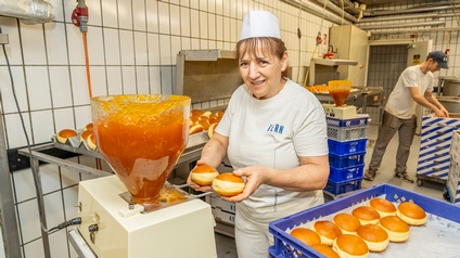 Konditormeisterin Dorica Götsch bei der Arbeit, sie befüllt Krapfen mit Marmelade