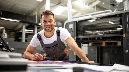 Ein Drucker kontrolliert die Druckqualität eines Drucks