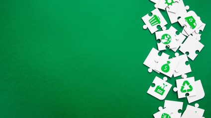 Weiße Puzzlesteine mit Symbolen zum Thema Nachhaltigkeit auf einem grünen Hintergrund. Die Puzzlesteine befinden sich alle auf der rechten Seite des Bildes.