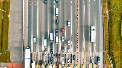 Aufnahme einer Mautgrenze mit sehr vielen Spuren. Die Fahrzeuge fahren auf den Spuren in beide Richtungen
