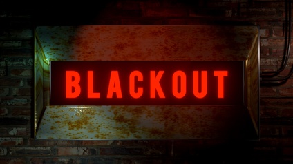 Schriftzug Blackout rote Hintergrundbeleuchtung auf einer Ziegelwand in dunklem Raum