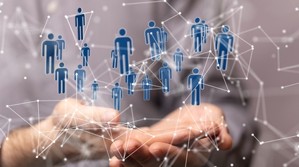 Figuren auf einer Hand durch Pfeile verbunden