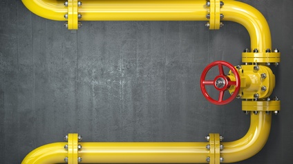 Detailansicht gelbes Rohr mit rotem Rad zur Druckregulierung