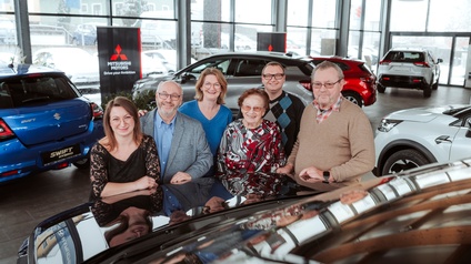 Gruppenbild vom Team Autohaus Heger im Verkaufsraum