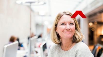 Porträt eine lächelnden Person, über ihrer Stirn ein Overlay eines roten Dächchens