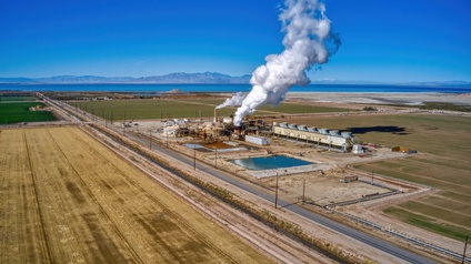 Luftaufnahme eines Geothermiekraftwerks im Imperial Valley in Kalifornien nahe dem Salton Sea