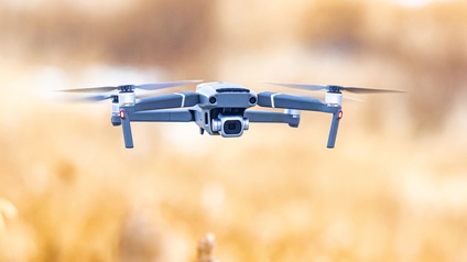 Nahaufnahme einer 3D-Illustration einer fliegenden, grauen Drohne