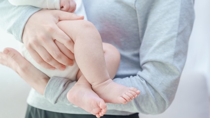 Eine Person hält ein Baby