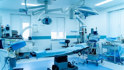 Operationsraum mit medizinischen Aparturen, im Zentrum Liege