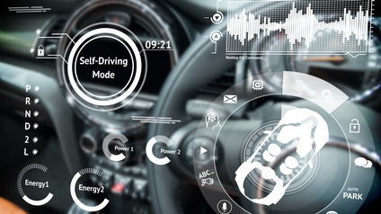 Cockpit eines smarten Autos mit digitaler Überblendung der Funktionen