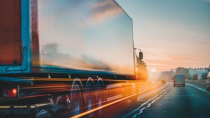 Rückenansicht mehrerer Fahrzeuge, die auf einer mehrspurigen Autobahn fahren