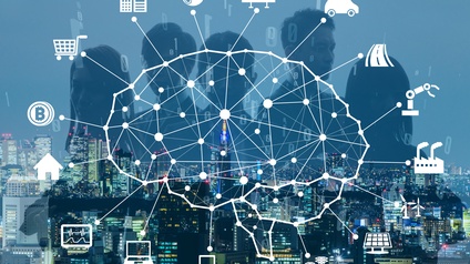 Internet und Netzwerke Icons verknüpft mit einer Netzkarte in Gehirnform, im Hintergrund Personen sowie eine Großstadtlandschaft bei Nacht