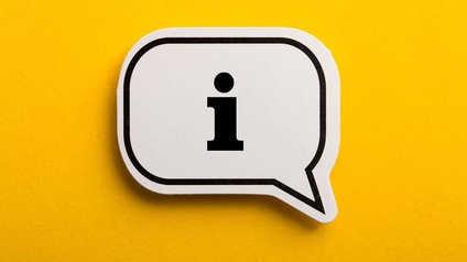 Eine weiße Sprechblase mit dem Buchstaben i für Information vor einem gelben Hintergrund
