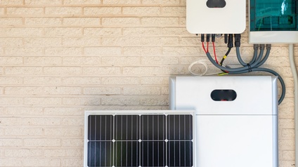 Photovoltaik-Panel und Stromspeicher einer Solaranlage