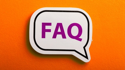 Sprechblase vor orangenem Hintergrund mit den Buchstaben FAQ