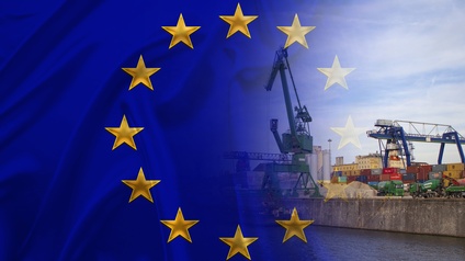 Güterhafen mit Kränen und Frachtcontainern unter Wolkenhimmel, darüber Overlay der EU-Flagge: gelbe Sterne in Kreisform auf blauem Hintergrund