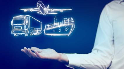 Eine Person mit nach oben geöffneter Hand und darüber die Umrisse eines Flugzeugs, Schiffes und Lastwagens