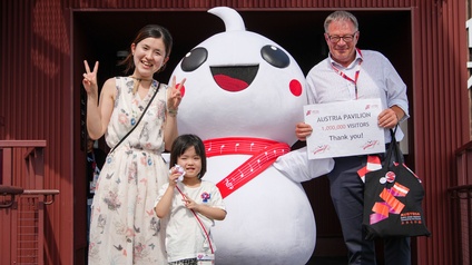 Alf Netek, Projektleiter Expo Austria, mit der Millionsten Besucherin des Österreich-Pavillons