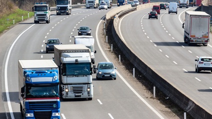 LKWs und PKWs auf Autobahn