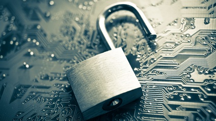 Nahaufnahme eines geöffneten Schlosses, das auf einer Leiterplatte liegt