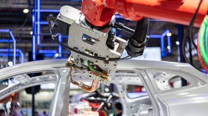 Roboterarm bei der Fertigung einer Fahrzeugkarosserie