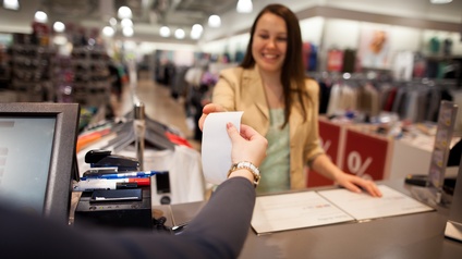Bezahlsituation in einem Bekleidungsgeschäft