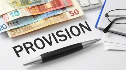 Geldscheine, ein Kugelschreiber auf weißem Grund mit der Aufschrift 