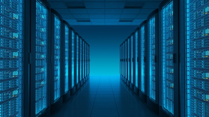 Moderner, blau leuchtender Serverraum: in der Mitte ein gefliester Gang, links und rechts Serverracks.
