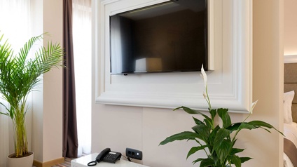 Ein Hotelzimmer mit einem großen Flachbildschirmfernseher