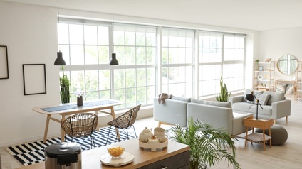 Wohnraum mit Küche und offenem Wohnraum sowie heller Glas-Fensterfront