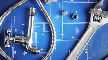 Sanitärinstallationen und Schrauben auf einem Bauplan
