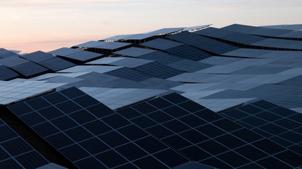 Ansicht in unterschiedlichen Winkelns montierter Solarpanele und blauem Himmel in Sonnenuntergangsstimmung